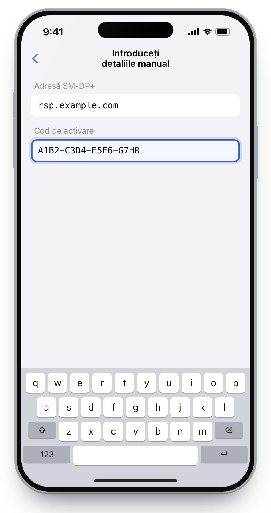 Ecranul de introducere manuală pe iPhone, cu adresa SM-DP+ și codul de activare.